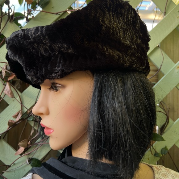 VINTAGE BLACK CRUSH VELVET BERET - Picture 6 of 7